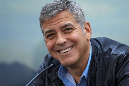 Quem diria que o George Clooney de franja na juventude se tornaria um poderoso ator e diretor em Hollywood, arrasando os corações da mulherada ao tomar um Nespresso e dizer: "What else?"